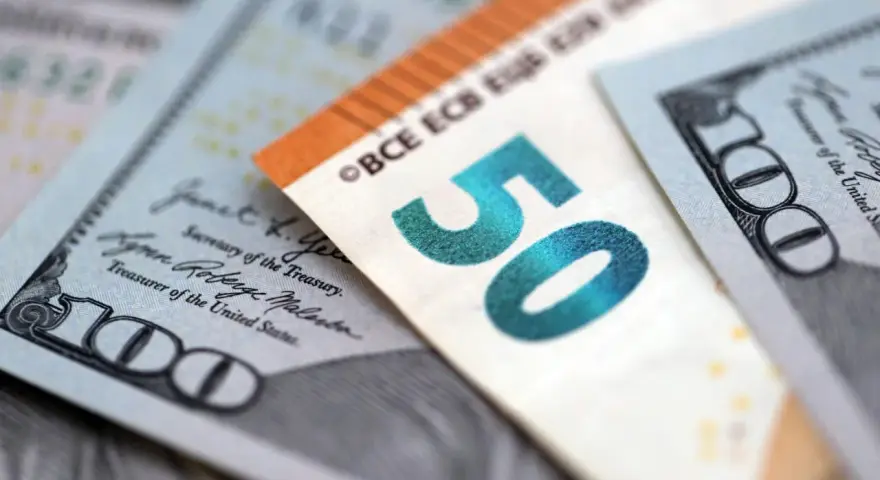 Euro i dolary, kurs wymiany. 50 euro obok 100 dolarów.