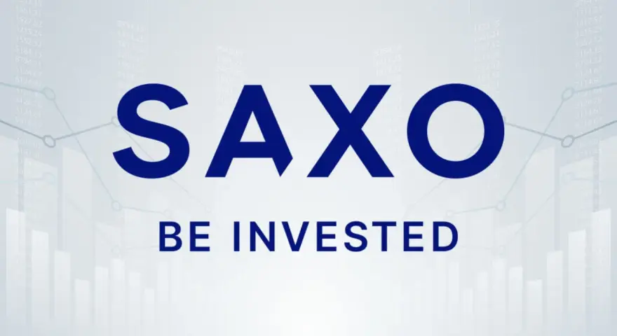 Saxo Bank Polska – inwestuj z nami. Logo Saxo na tle wykresów giełdowych.