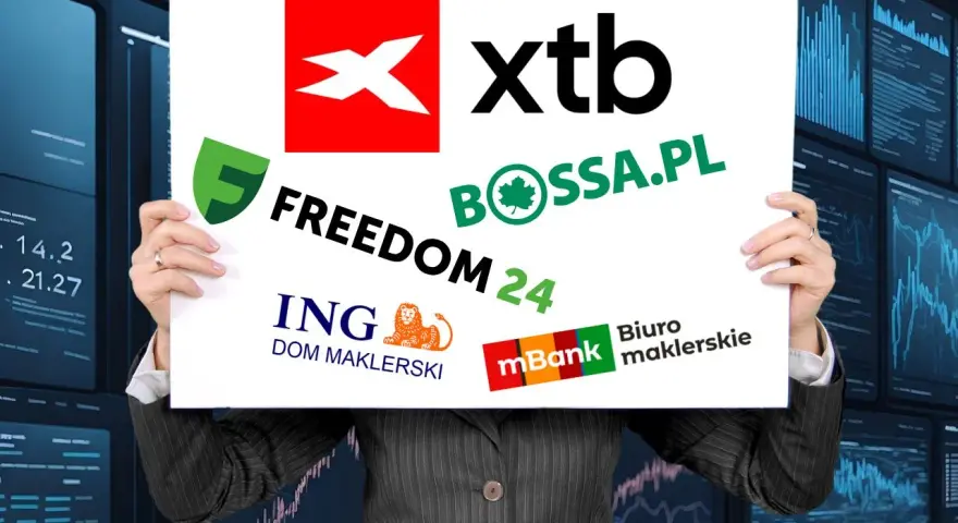 Osoba trzyma tablicę z logotypami biur maklerskich: XTB, Freedom24, BOSSA.PL, ING Dom Maklerski, mBank Biuro maklerskie.