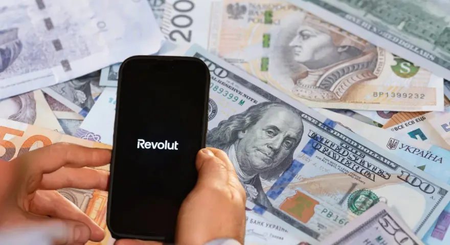 Revolut na tle różnych walut. Zarządzanie kryptowalutami i potencjalny podatek.