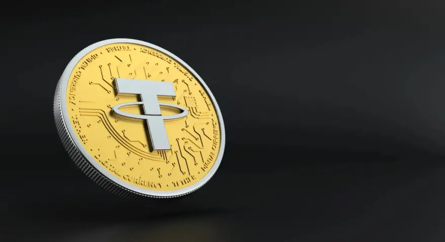 Złota moneta z symbolem Tether (USDT) i obwodem drukowanym. Wartość EUR USDT stabilna.