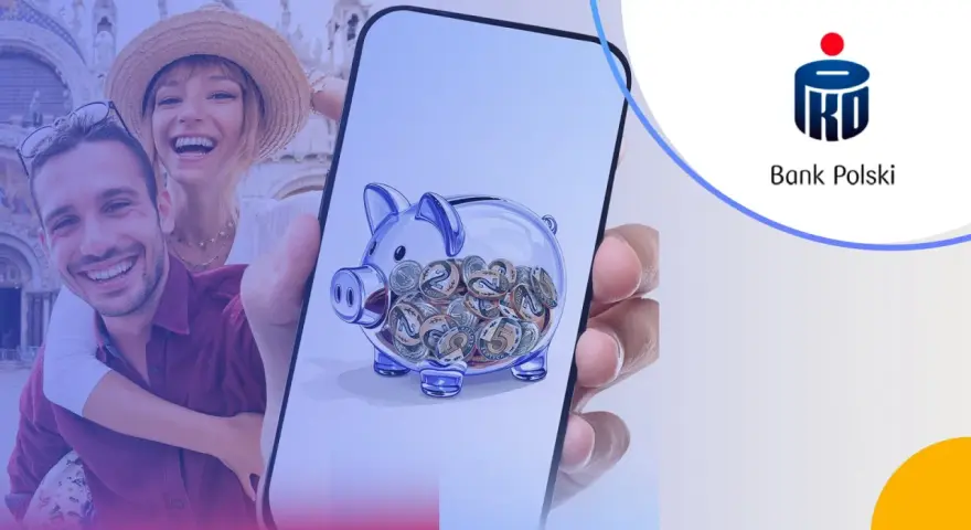 Szczęśliwa para robi selfie, a na ekranie telefonu widnieje skarbonka z monetami. Sprawdź atrakcyjne konto oszczędnościowe PKO BP oprocentowanie!