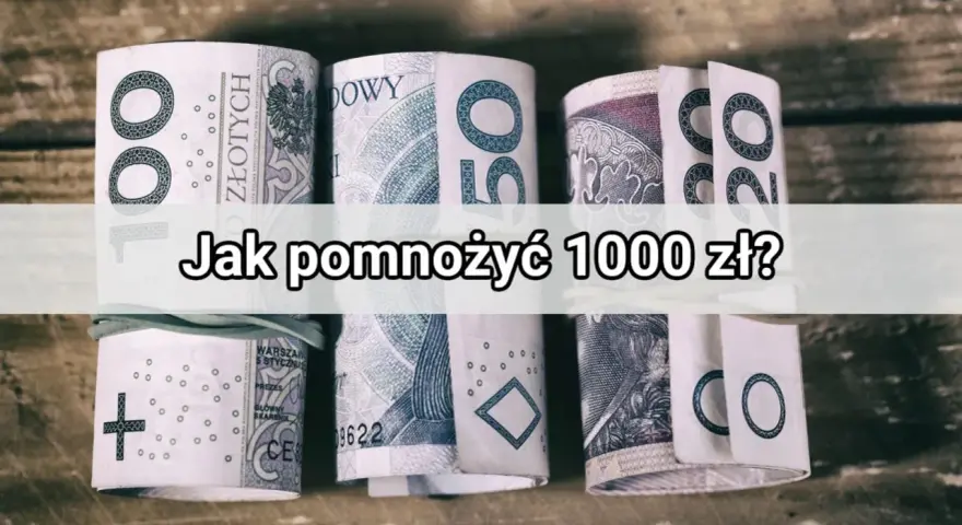Zrolowane banknoty polskie, w tym 100 zł, 50 zł i 20 zł, leżą na drewnianym tle. Tekst na obrazku pyta: "Jak pomnożyć 1000 zł?".