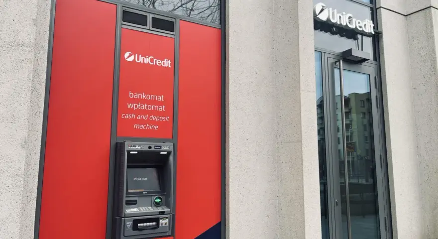 Bankomat UniCredit z funkcją wpłatomatu. Idealne miejsce do zarządzania środkami na Twoim UniCredit konto oszczędnościowe.
