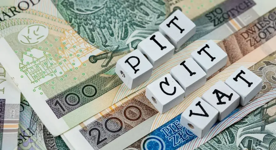 Polskie banknoty 100 i 200 zł z napisami PIT i VAT. Czekam na ulgę na złe długi.