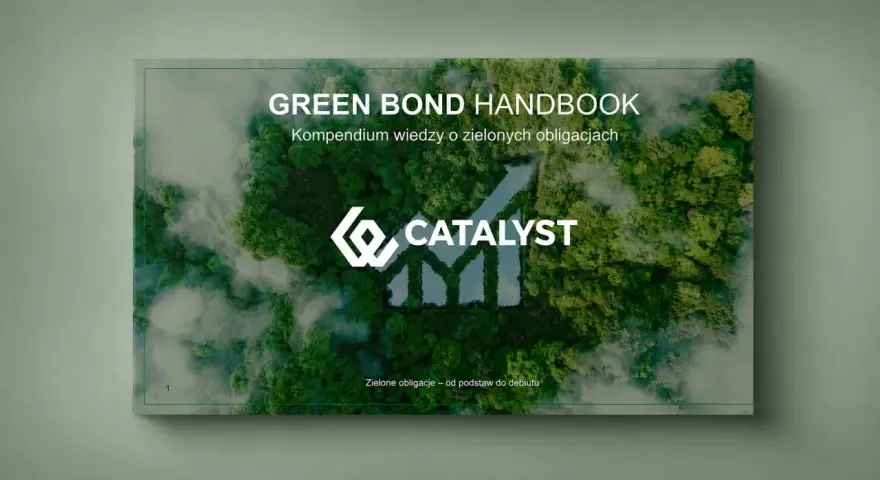 Zielone obligacje: podręcznik wiedzy od Catalyst. Grafika przedstawia las i symbol wzrostu, symbolizując ekologiczne akcje.