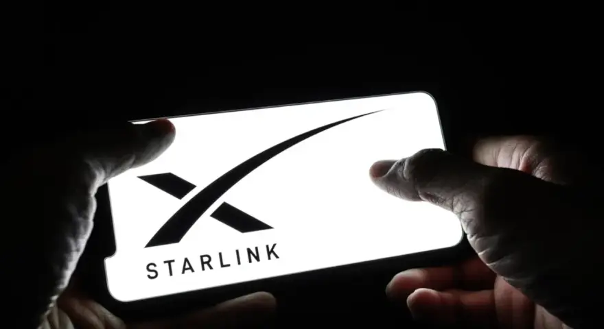 Dłonie trzymają smartfon z logo Starlink. Zainteresowanie **starlink akcje** rośnie.