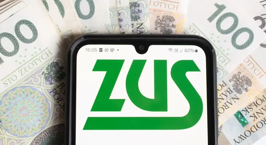 Smartfon z logo ZUS na tle banknotów 100 zł. Informacja o ulgach dla młodych przedsiębiorców, którzy prowadzą działalność gospodarczą do 26 roku życia, zus.