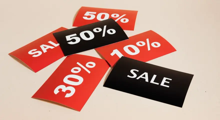 Karty z napisami "SALE", "50%", "30%", "10%" i "50%" sugerują, że to właśnie jest apr co to – promocja!