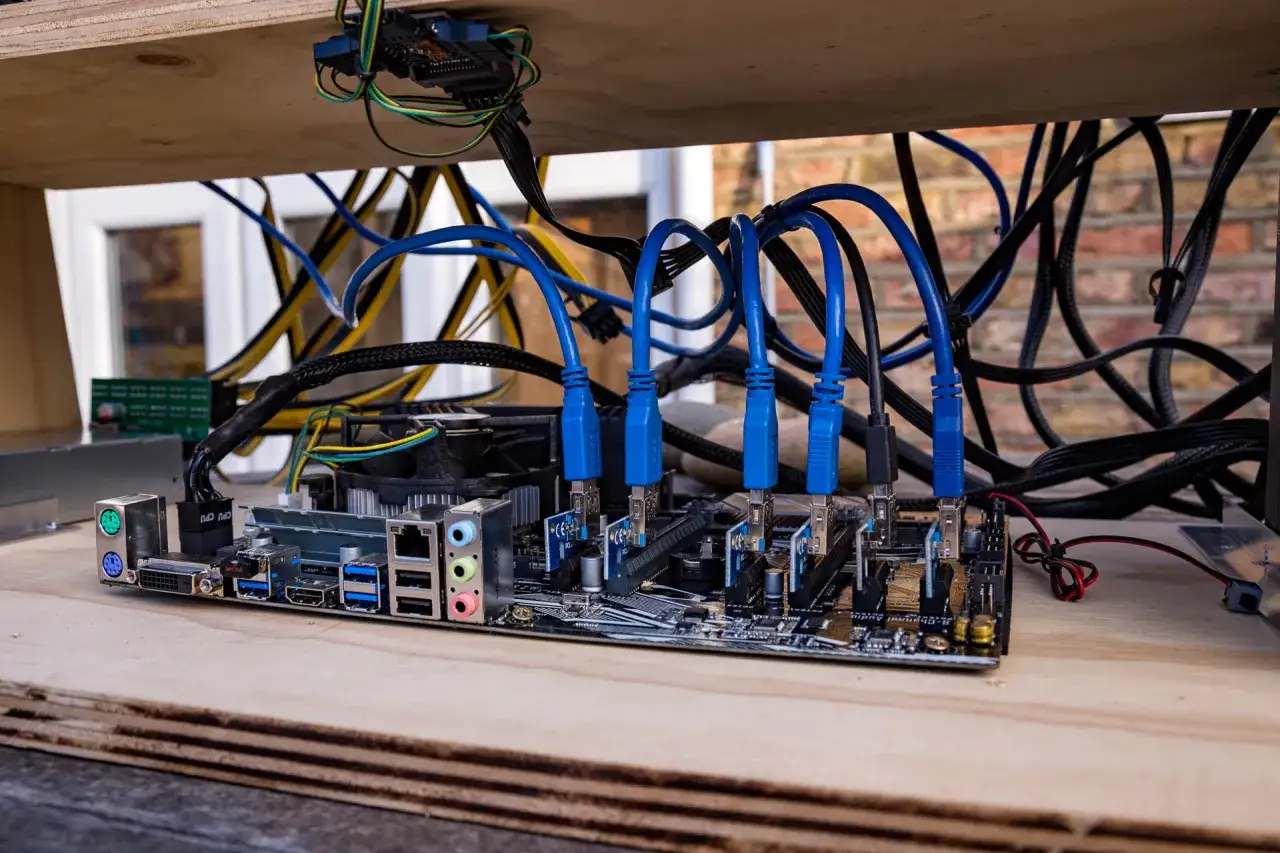 Zestaw do kopania kryptowalut, z wieloma kartami graficznymi podłączonymi do płyty głównej. Pytanie, czy koparki kryptowalut są legalne, nabiera znaczenia.
