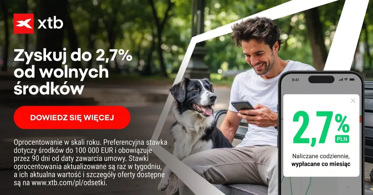 Zyskaj do 2,7% oprocentowania wolnych środk&oacute;w w XTB. Mężczyzna z psem cieszy się zyskiem na telefonie.