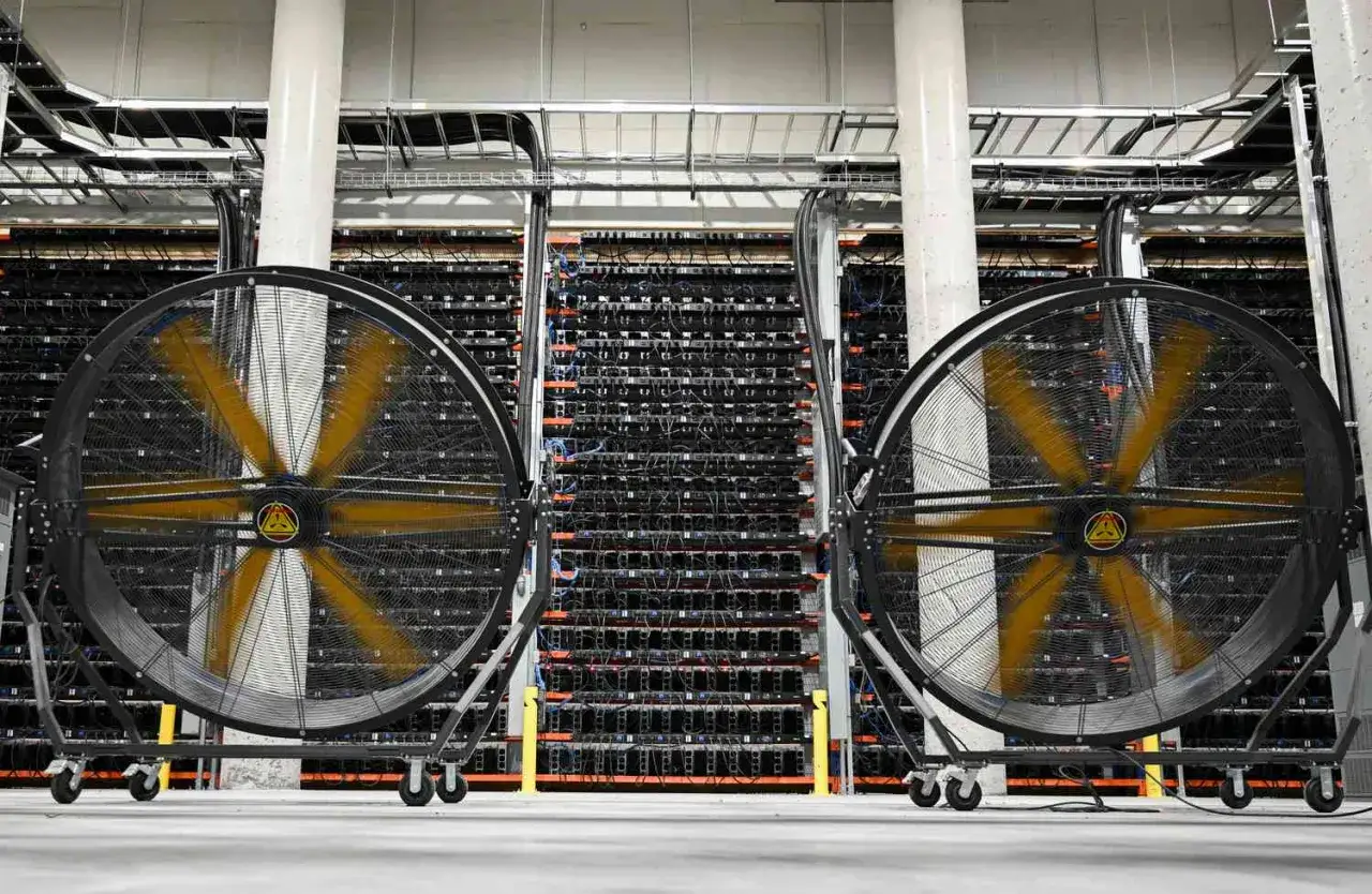 Wielkie wiatraki chłodzą rzędy urządzeń do kopania kryptowalut. Pytanie, czy koparki kryptowalut są legalne, pozostaje otwarte.
