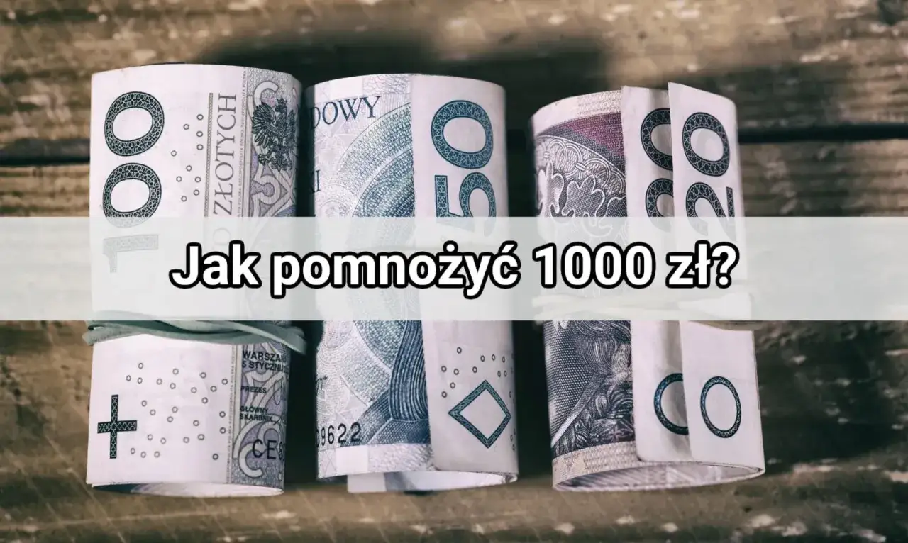 Zrolowane banknoty polskie, w tym 100 zł, 50 zł i 20 zł, na drewnianym tle. Pytanie brzmi: