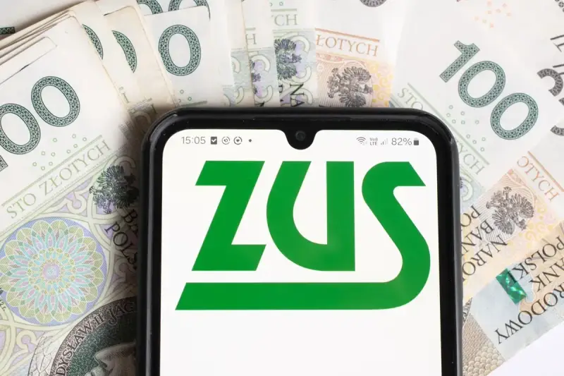 Smartfon z logo ZUS na tle banknotów 100 zł. Informacja o ulgach dla młodych przedsiębiorców, którzy prowadzą działalność gospodarczą do 26 roku życia, zus.